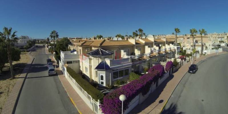 If you want to enjoy the sun, golf and the sea, we recommend buying townhouses in Ciudad Quesada