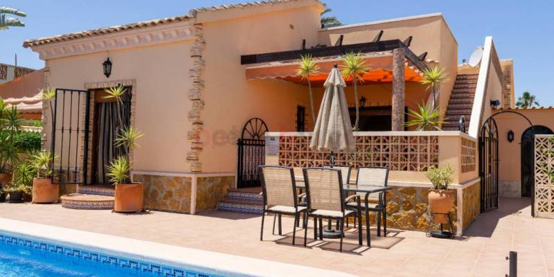 Dans cette villa à vendre à Formentera del Segura, vous profiterez d'un automne ensoleillé en organisant des barbecues dans le jardin
