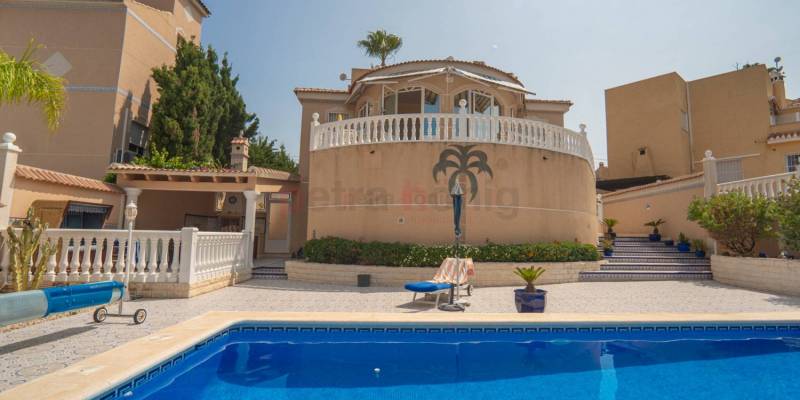 I et internationalt område og få minutter fra havet og golf ligger denne attraktive villa til salg i Ciudad Quesada