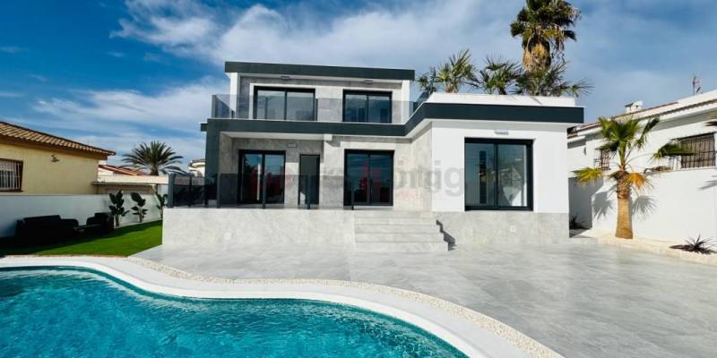 Hvis du vil bo på Costa Blanca, vil denne elegante villa til salg i Ciudad Quesada fortrylle dig