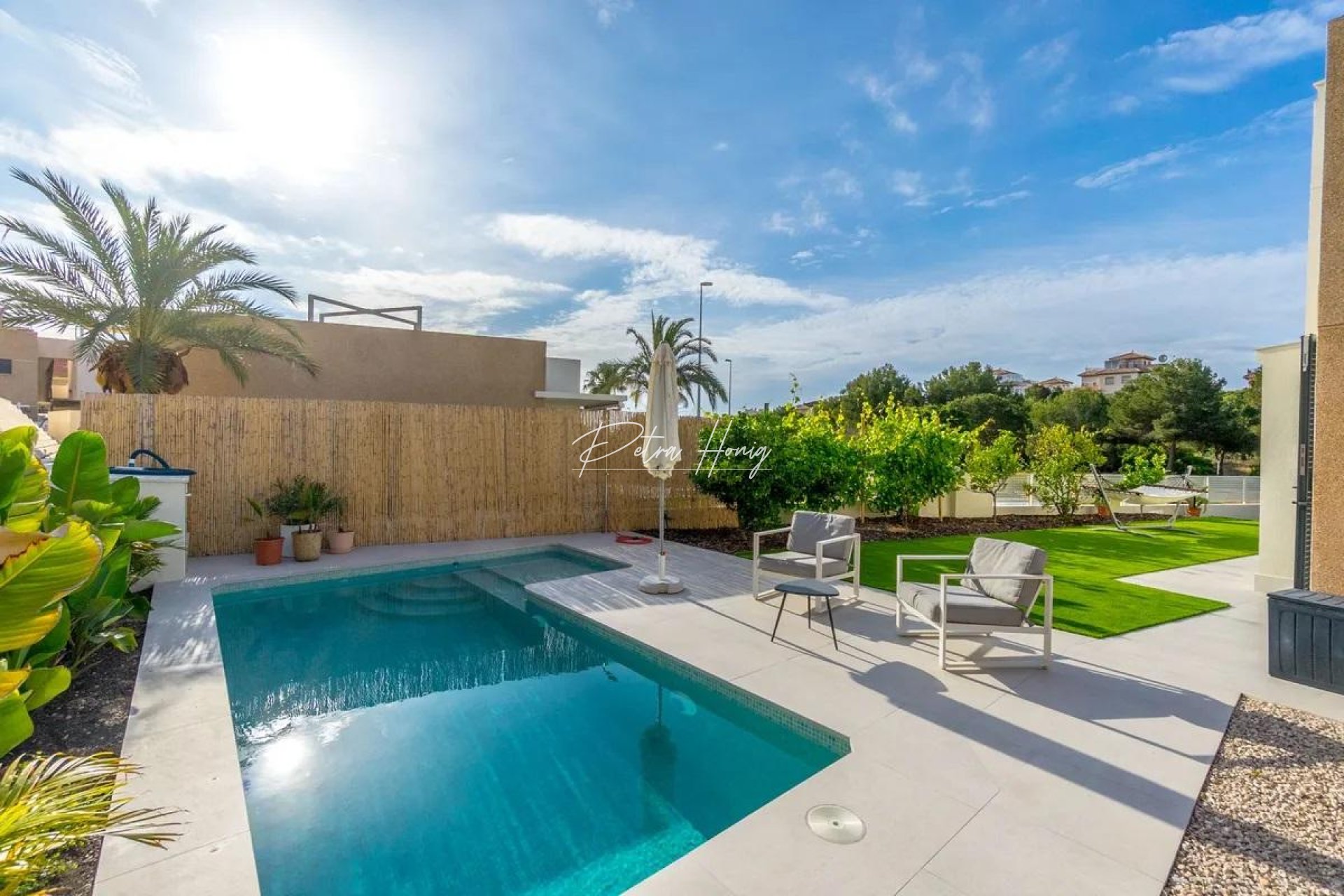 Til Salgs - Villa - Orihuela Costa - La Zenia