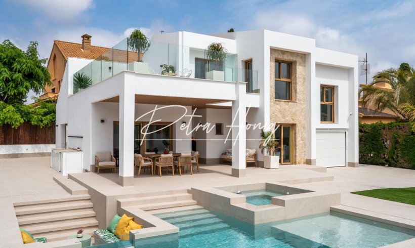 Villa - Resales - Orihuela Costa - Campoamor