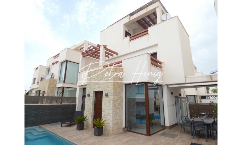 Villa - Til Salgs - Ciudad Quesada - 832