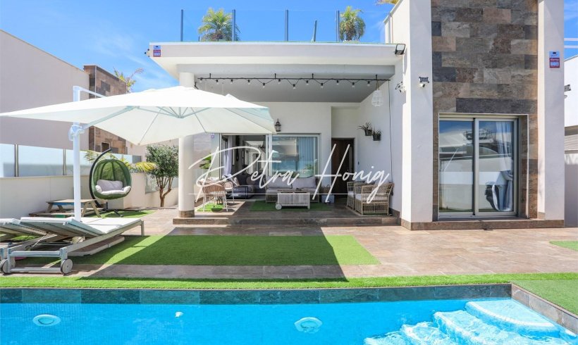 Villa - Til Salgs - Orihuela Costa - Villamartin