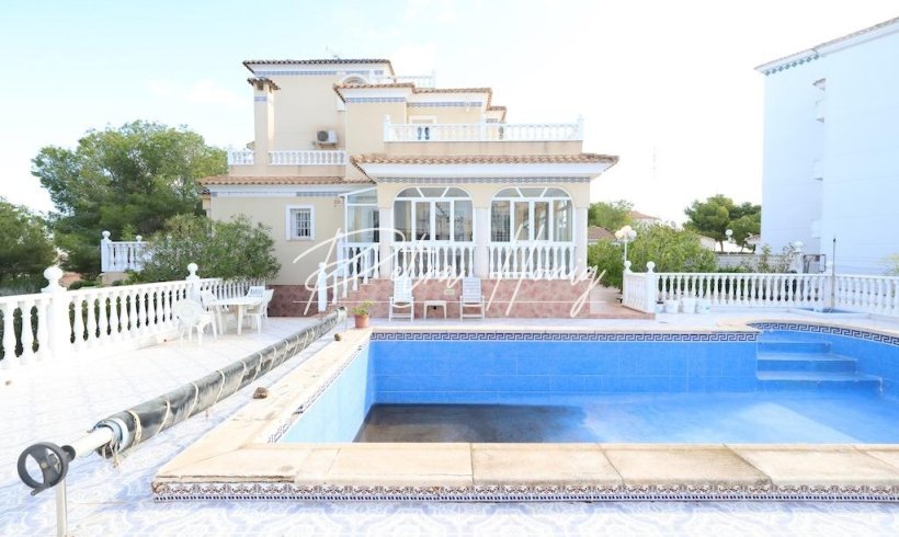 Villa - Til Salgs - Orihuela Costa - Villamartin