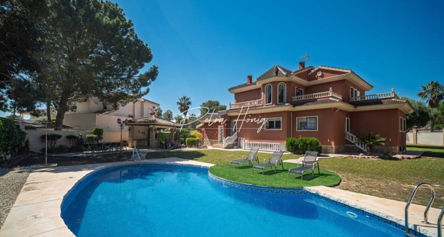 Was macht diese Luxusvilla zum Verkauf in Doña Pepa Ciudad Quesada einzigartig?