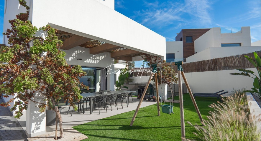 Nyd den middelhavsinspirerede charme ved denne villa, der er til salg i Ciudad Quesada, komplet med swimmingpool