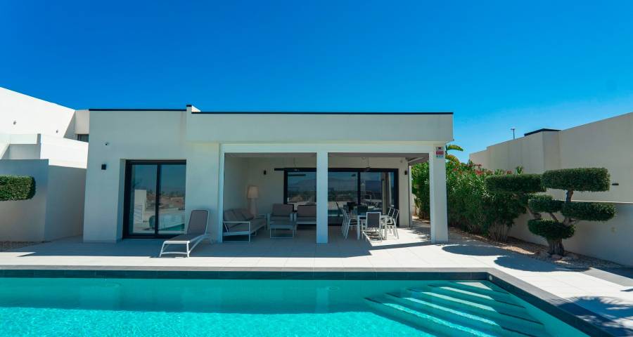 Leder du efter et hus i Ciudad Quesada? Denne moderne designvilla til salg i Benimar opfylder alle dine forventninger