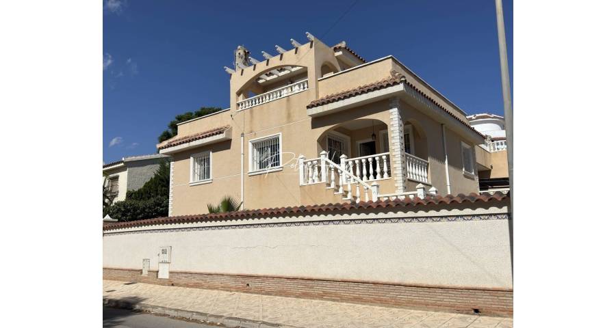 Solskin, golf, livskvalitet... dette er blot nogle af fordelene ved denne villa, der er til salg i Ciudad Quesada