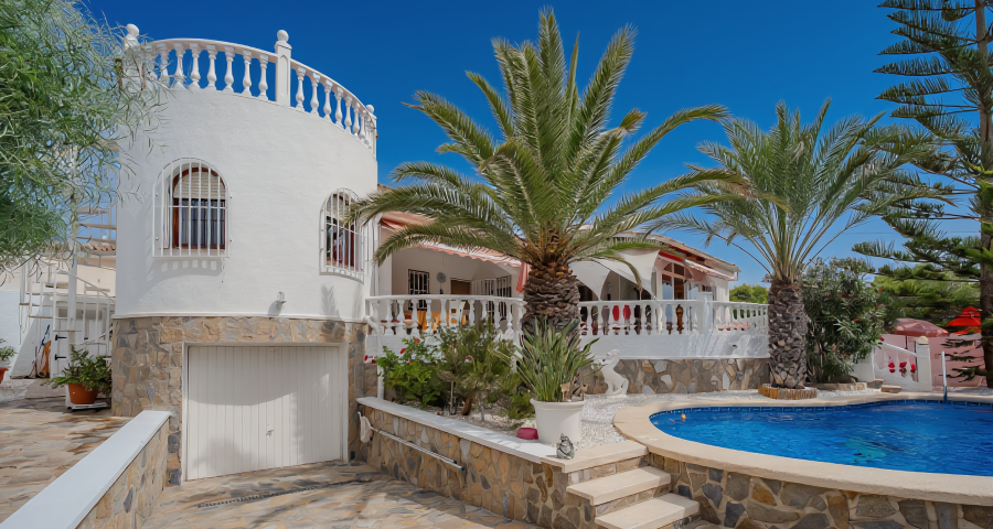 MÅNEDENS EKSKLUSIVE EJENDOM: Villa til salg i Ciudad Quesada med privat pool