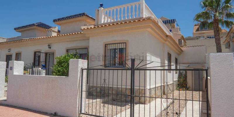 Diese Doppelhaushälfte zum Verkauf in Rojales Hills ist die perfekte Wahl, um in Ciudad Quesada zu leben