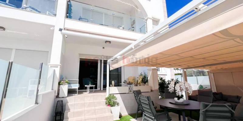 Un oasis privado mediterráneo te espera en este moderno apartamento en venta en Pueblo Bravo