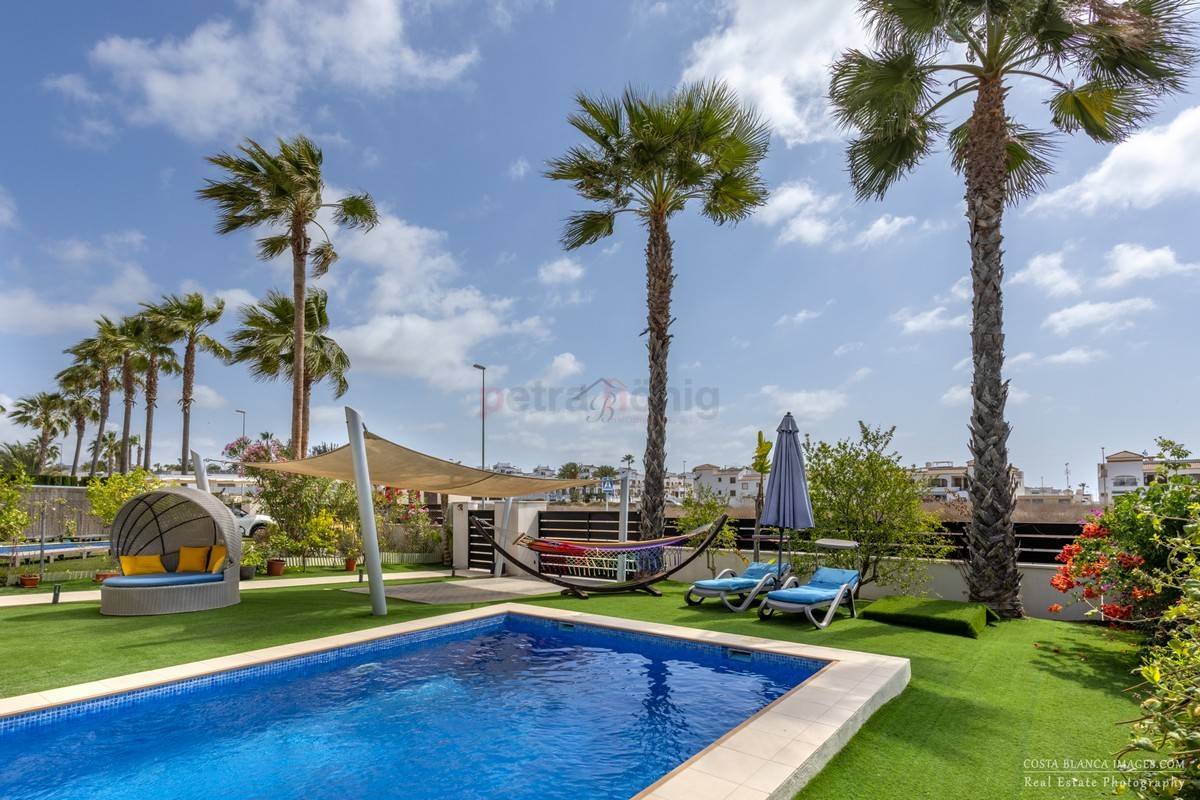 Resales - Villa - Orihuela Costa - Vistabella golf